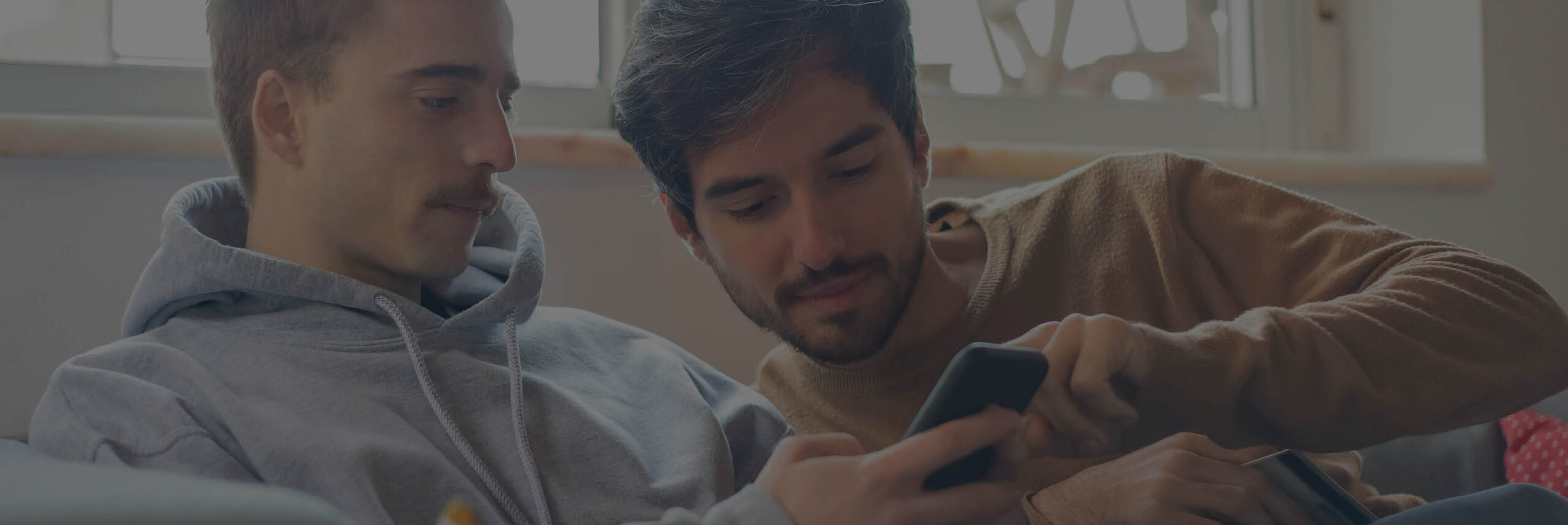 How Unfamiliar Message Cues Can Improve Ad Recall in a Multitasking World